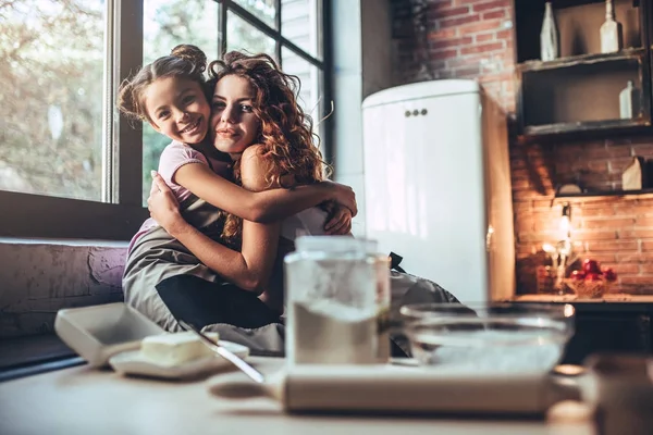 Mom with daughter on kitchen. — Stock Photo, Image