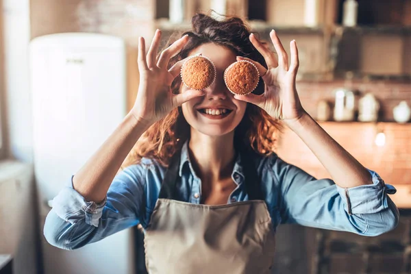 Attractive woman on kitchen — Stock Photo, Image