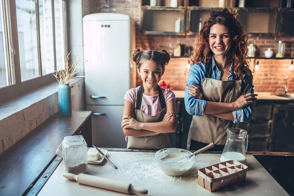 Maman avec fille sur la cuisine . — Photo