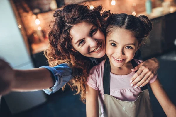 Mutter mit Tochter in der Küche. — Stockfoto