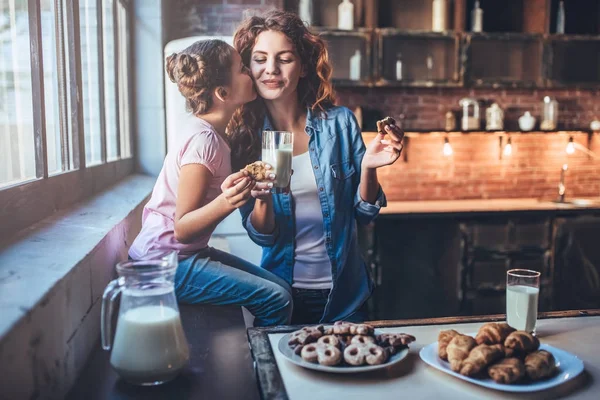 Mãe com filha na cozinha . — Fotografia de Stock