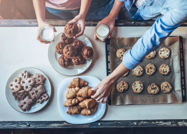 Moeder met dochter op de keuken. — Stockfoto