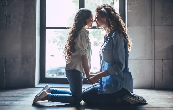 Moeder met dochter — Stockfoto