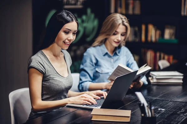 Étudiants en bibliothèque — Photo