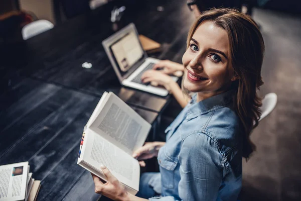 Studenter i biblioteket — Stockfoto