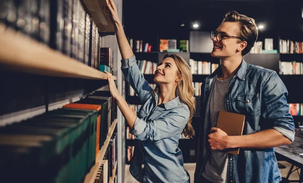 Estudantes na biblioteca — Fotografia de Stock