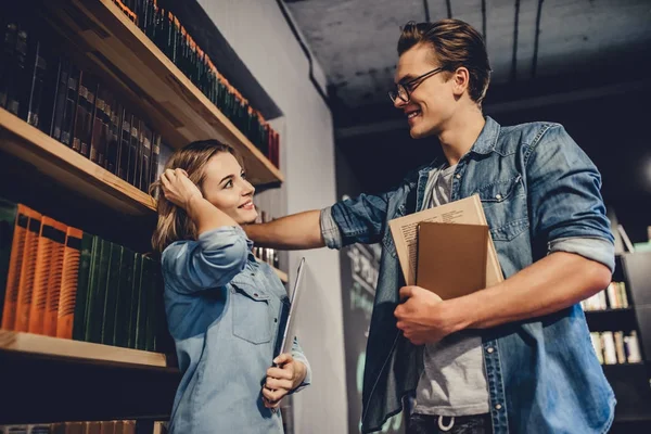 Studenti v knihovně — Stock fotografie