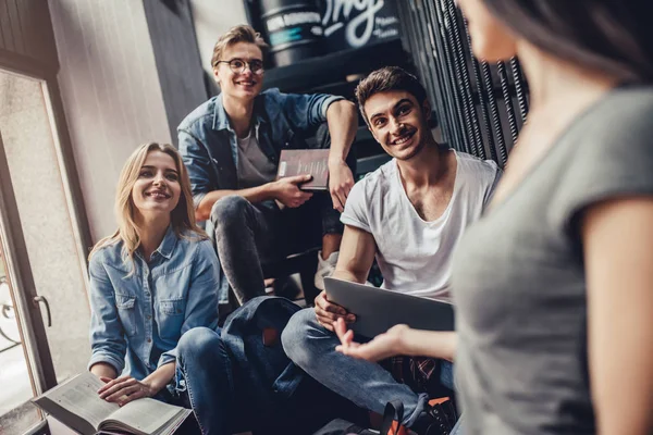 Studenten in de bibliotheek — Stockfoto