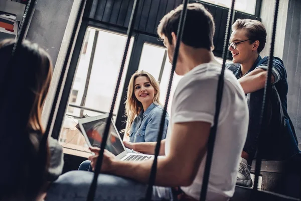 Studenter i biblioteket — Stockfoto