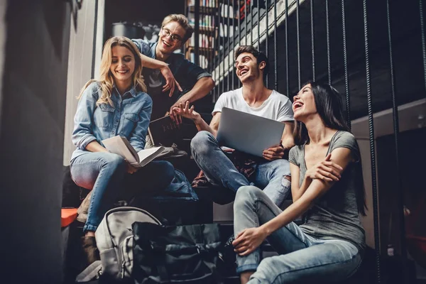 Studenter i biblioteket — Stockfoto