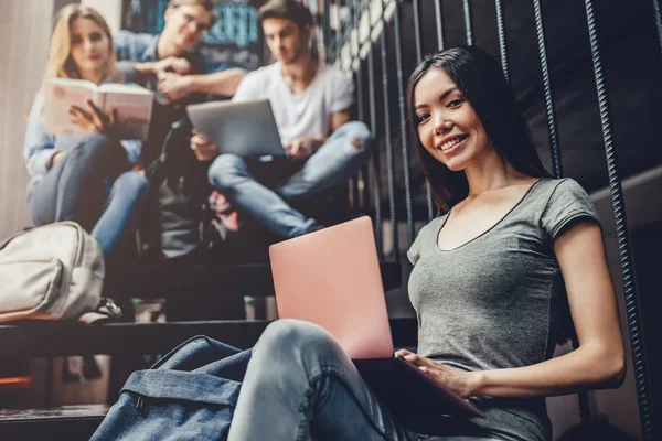 Studenter i biblioteket — Stockfoto