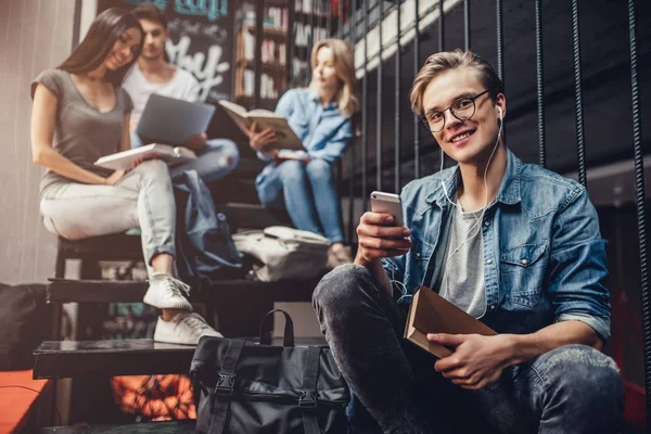 Studenten in de bibliotheek — Stockfoto