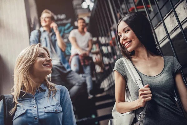 Studenten in de bibliotheek — Stockfoto