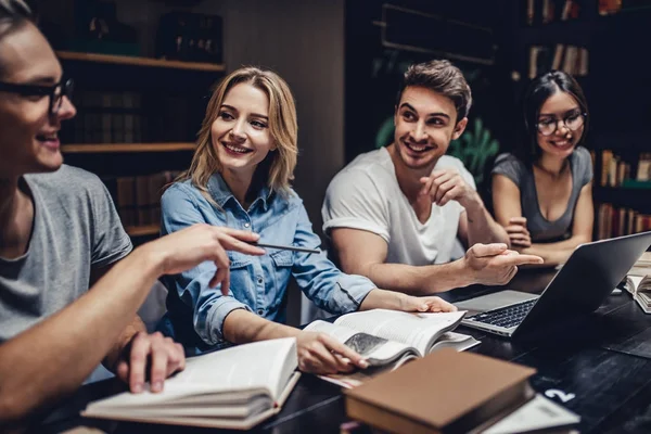 Estudantes na biblioteca — Fotografia de Stock