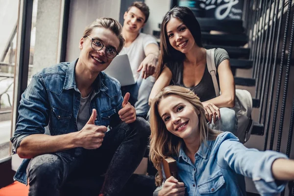 Studenter i biblioteket — Stockfoto