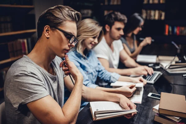 Étudiants en bibliothèque — Photo