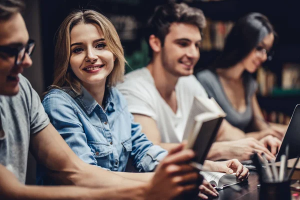 Étudiants en bibliothèque — Photo