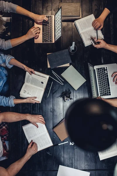 Studenter i biblioteket — Stockfoto