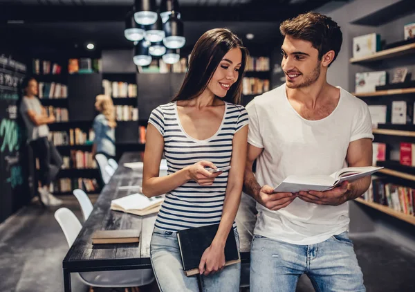 Étudiants en bibliothèque — Photo