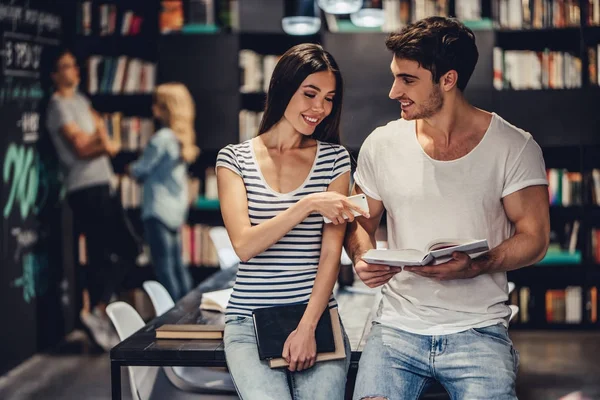 Étudiants en bibliothèque — Photo