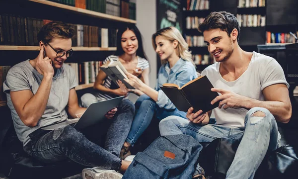 Studenten in de bibliotheek — Stockfoto
