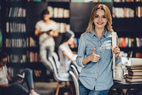 Studenter i biblioteket — Stockfoto