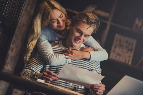 Pareja en la cafetería — Foto de Stock