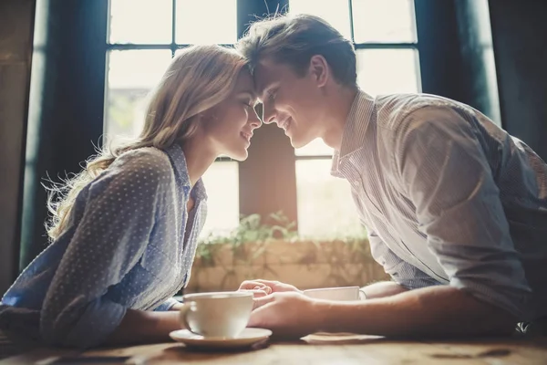 Pareja en la cafetería — Foto de Stock