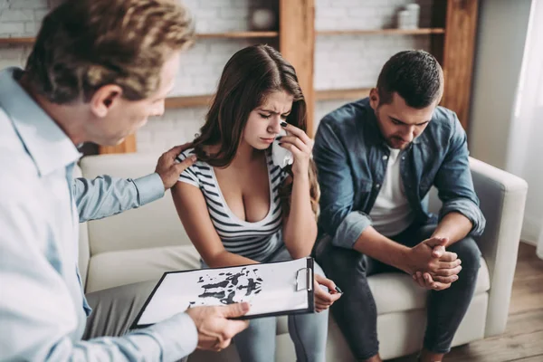 Paar mit Psychologe — Stockfoto