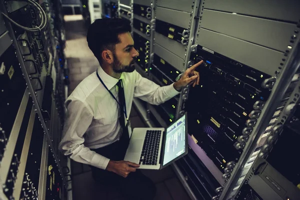 Man in datacenter — Stockfoto