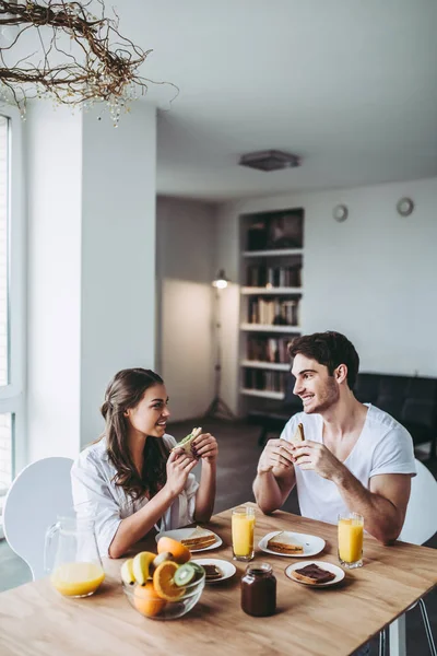 Couple on kitchen — Stock Photo, Image