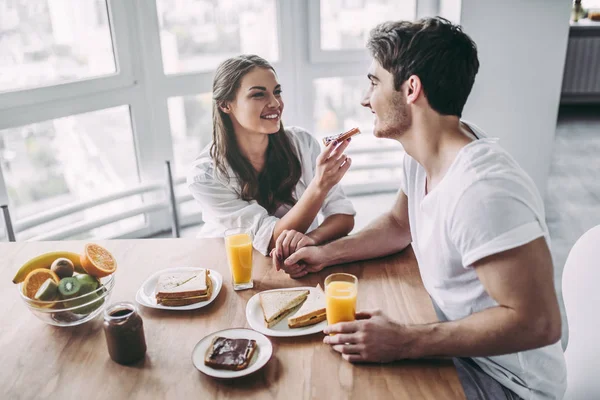 Casal na cozinha — Fotografia de Stock