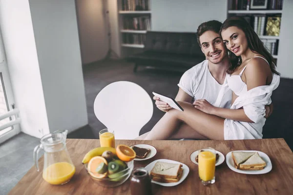 Couple on kitchen — Stock Photo, Image