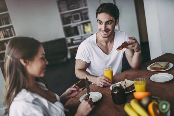 Casal na cozinha — Fotografia de Stock