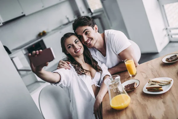 Casal na cozinha — Fotografia de Stock