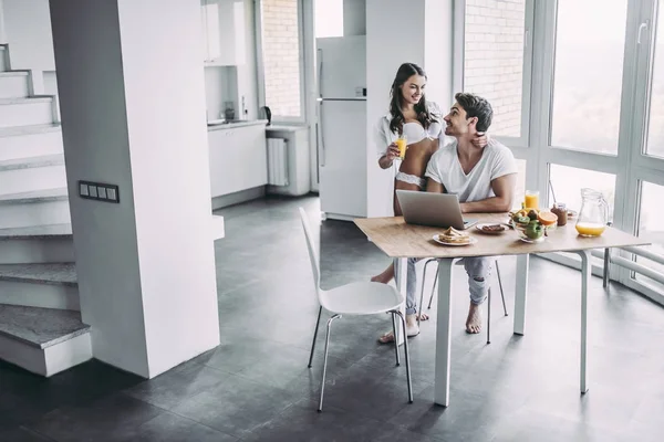 Pareja en la cocina — Foto de Stock