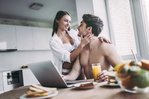 Casal na cozinha — Fotografia de Stock