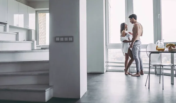 Couple on kitchen — Stock Photo, Image