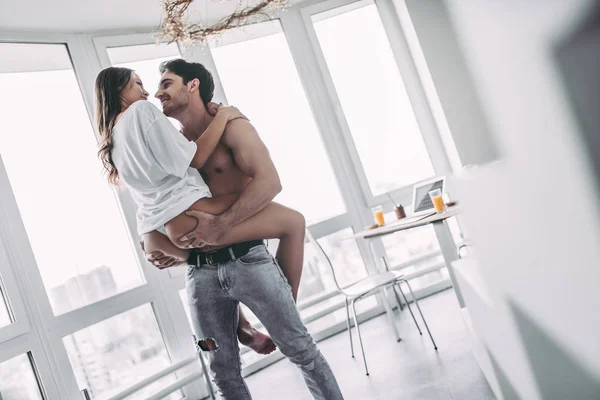 Couple on kitchen — Stock Photo, Image