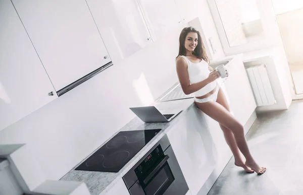 Sexy vrouw op keuken — Stockfoto