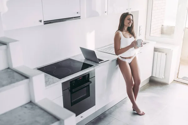 Sexig kvinna på kök — Stockfoto