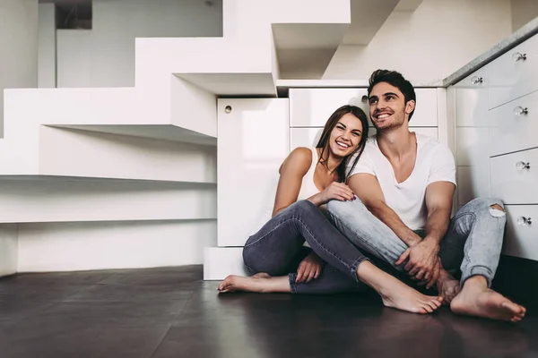 Pareja en casa — Foto de Stock