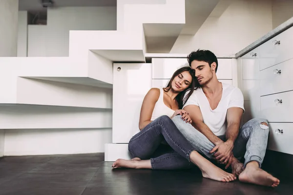 Pareja en casa — Foto de Stock