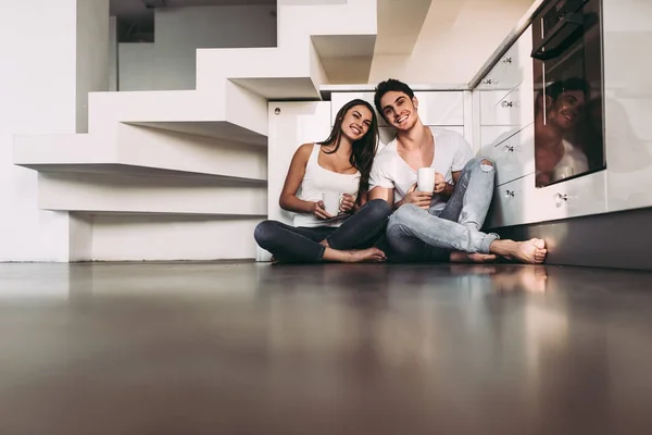 Casal na cozinha — Fotografia de Stock