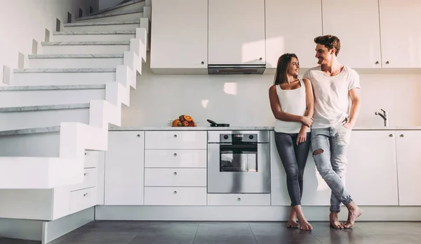 Pareja en la cocina — Foto de Stock