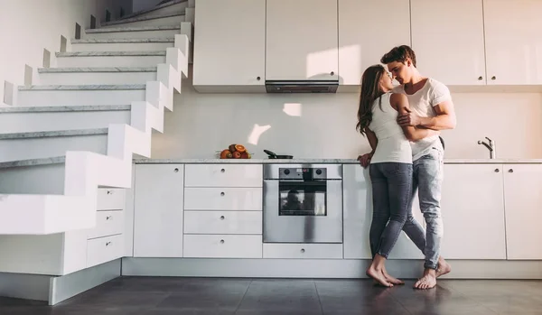 Casal na cozinha — Fotografia de Stock