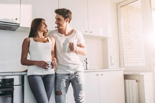 Casal na cozinha — Fotografia de Stock