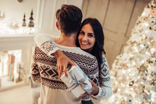 Paar am Silvesterabend — Stockfoto