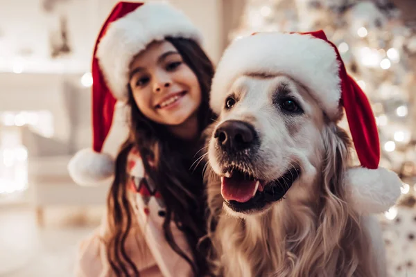 Flicka med hund på nyårsafton — Stockfoto