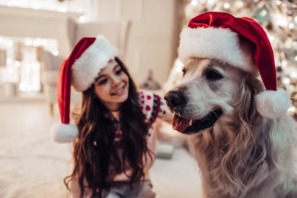 Mädchen mit Hund an Silvester — Stockfoto